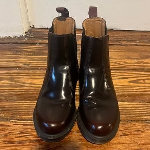 Flora Chelsea Dr. Martens boots burgundy size 6 US barely worn!